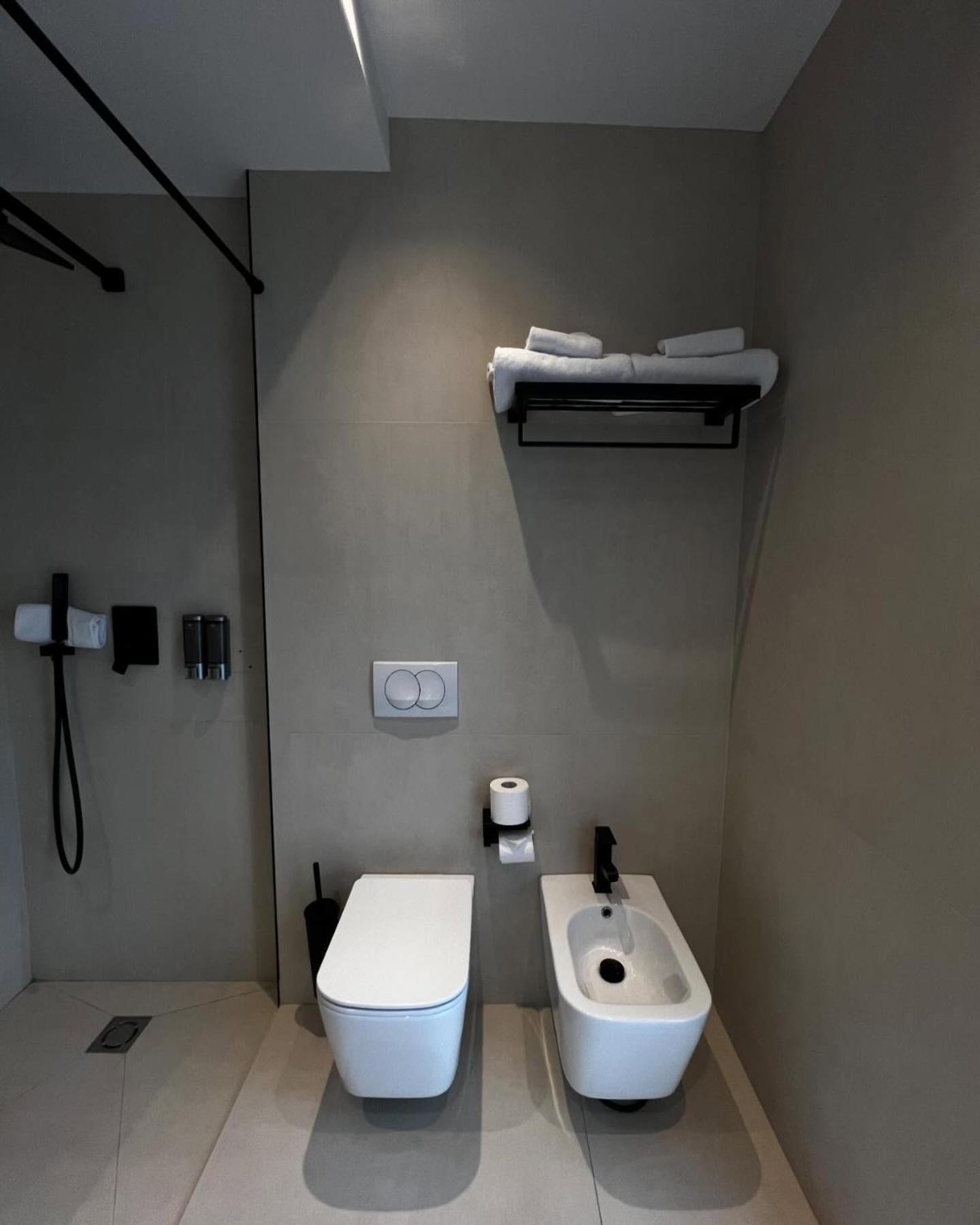 Starlight Hotel Тирана Экстерьер фото
